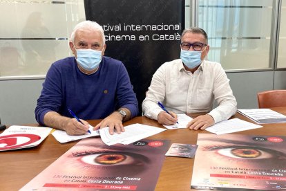 Antonio Barrero i Pere Virgili signant l'acord anual.