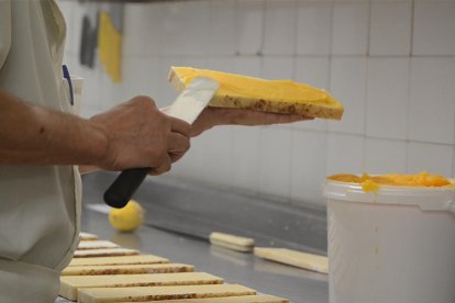 Ja fa dies que els pastissers artesans tarragonins elaboren els diversos tipus de torrons per aquest Nadal.