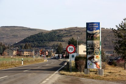 La entrada en Llívia (Cerdanya) desde Puigcerdà donde hay un cartel que mujer la bienvenida al enclave.