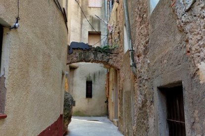 Un carrer de Pratdip on es pot contemplar la silueta d'un d'aquests éssers llegendaris.