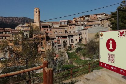 Imagen de un código QR instalado en la entrada de la Vilella Alta, en el Priorat, que da acceso a toda la información turística.