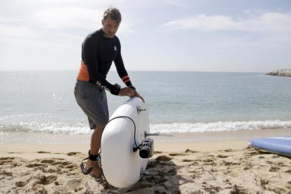 Detall del propulsor elèctric d'eSea instal·lat en una planxa de paddle surf.