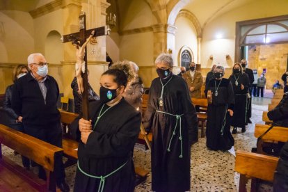 Instant del Via Crucis de la Germandat del Sant Crist dels Gitanos de Tarragona.