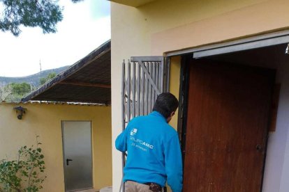 Garcia instal·lant una ballesta en un xalet per dotar l'habitatge de més seguretat.