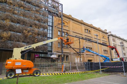 Imatge de les tasques de retirada del jardí vertical de la façana de la Tabacalera el mes de novembre de 2020.