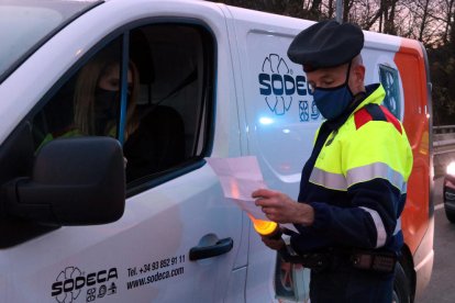 Un mosso comprova la documentació d'un vehicle que vol accedir a Ripoll.