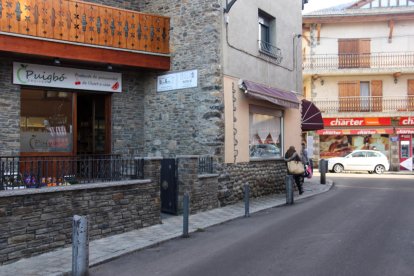 Un dels carrers de Llívia (Cerdanya) on es veu l'entrada de diversos comerços del municipi.