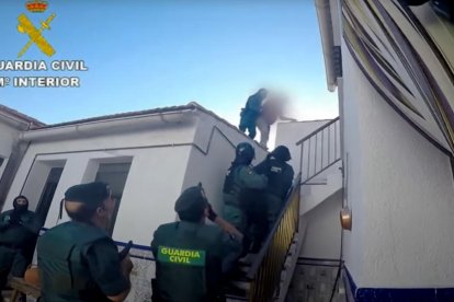 Imatge de la detenció del condemnat, que va intentar fugir per la teulada.