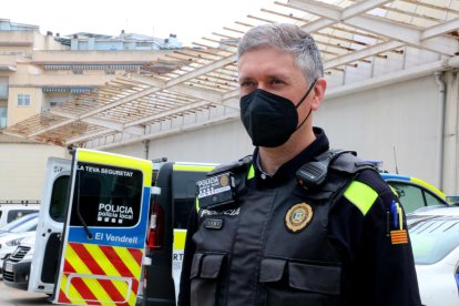 Un agente de la Policía Local del Vendrell con una cámara unipersonal en el chaleco.