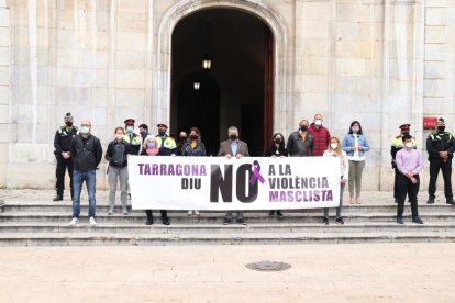 Els consellers de l'Ajuntament de Tarragona han participat en el minut de silenci.