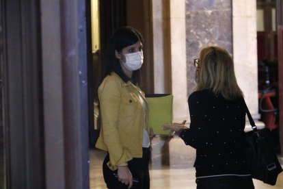 Pla mitjà de la portaveu d'ERC, Marta Vilalta, i la vicepresidenta de JxCat, Elsa Artadi, parlant als passadissos del Parlament.