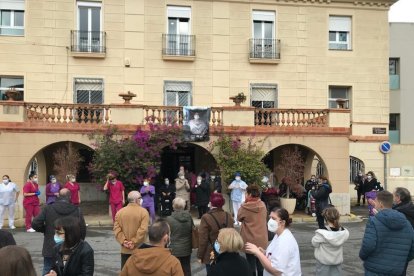 Moment de l'homenatge a l'exterior del centre.