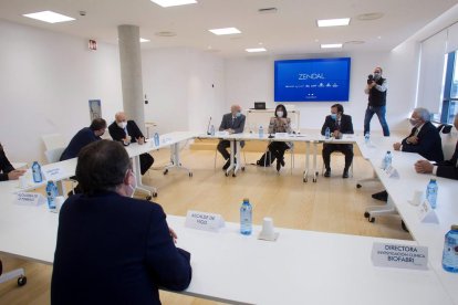 La ministra de Sanidad, Carolina Darias, durante la visita a Zendal, Galicia.