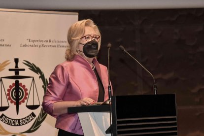 Anna Asamà en el parlament després de recollir el guardó