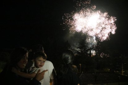 Pla obert d'un castell de focs vist des d'un terrat de l'Espluga de Francolí durant la revetlla de Sant Joan.