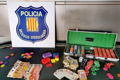 Imatge del material requisat per part dels Mossos.