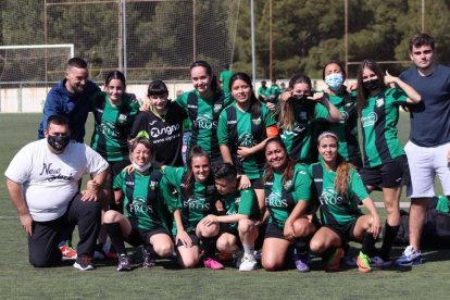 Todas las jugadoras y el cuerpo técnico que forman el equipo amateur femenino del Racing Bonavista.