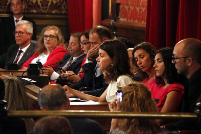 Pinedo mirando a Carla Aguilar en un pleno en el Ayuntamiento.