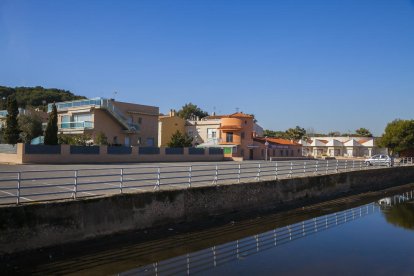 La naturalización del canal de la Móra-Tamarit es una de las prioridades según la asociación de vecinos.