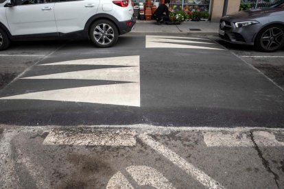 Imagen de uno de los reductores elevados de velocidad instalados.