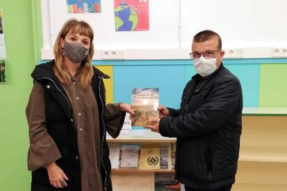 Fernando Chavarria, fent entrega d'un exemplar del llibre 'Rellotges de sol a la Terra Alta', a l'IES Terra Alta.