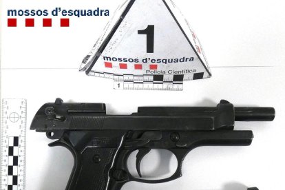 La pistola simulada que uno de los cuatro encapuchados hizo detonar dos veces.