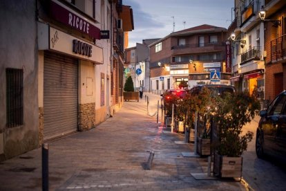 Un dels bars de la localitat que ha patit l'atropellament.