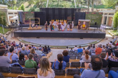 El públic al Camp de Mart de Tarragona durant l'acte 'La mort de Juli Cèsar'.