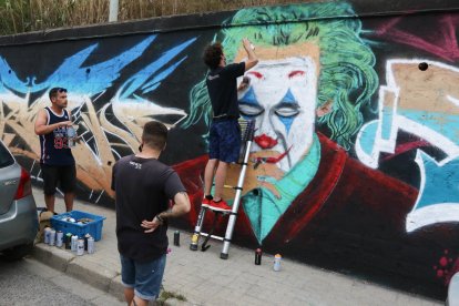 Una de les obres dels artistes al mural de l'avinguda Jocs Olímpics de Reus.