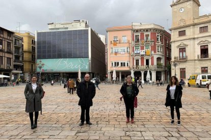 L'equip tècnic d'El Tomb de Reus, amb el president Jacint Pallejà, ahir al Mercadal.