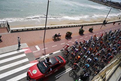 Los ciclistas pasando por el paseo marítimo.