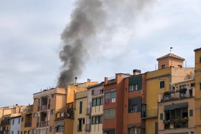 Deu dotacions dels Bombers treballen en l'incendi d'un habitatge al carrer Bellmirall de Girona