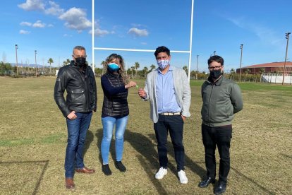 consellera María José López amb el president del Club Rugby Tarragona, Matías Segura, i altres membres del club al camp de rugbi de l'Anella Mediterrània