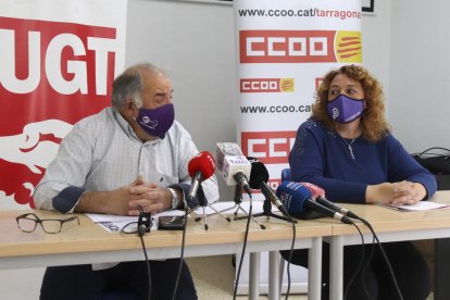 El secretari general d'UGT Tarragona, Joan Llort, i de la secretària general de CCOO Tarragona, Mercè Puig, durant la roda de premsa.