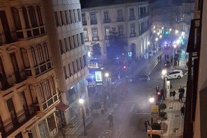 Un carrer de Granada amb contenidors encesos la nit del 16 de febrer de 2021 durant una protesta a favor de Pablo Hasel.