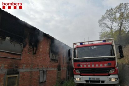 Un camió de Bombers a l'Exterior de la Granja.