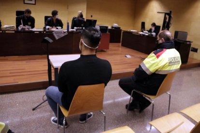 D'esquenes, el violador reincident Edwin Enrique Granda durant el judici a l'Audiència de Girona.