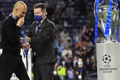 Pep Guardiola dando un beso en la medalla que lo acreditaba como segundo a la Champions.