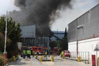 Imagen del exterior de la empresa que se ha incendiado.