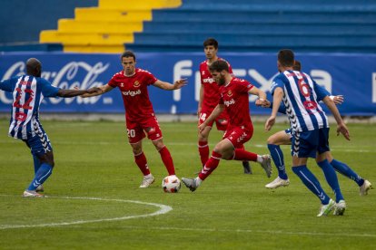 Fausto Tienza, durant el partit d'anada, no podrà repetir en la tornada perquè està sancionat per acumulació d'amonestacions.