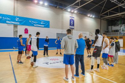 Berni Álvarez donant ahir instruccions als seus homes tot just abans de començar l'entrenament.