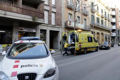 Els serveis d'emergències al bloc de pisos on viu la mare a Girona.