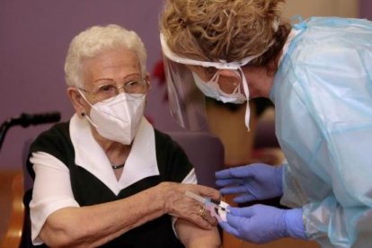 Araceli Hidalgo, primera vacunada en España contra el coronavirus