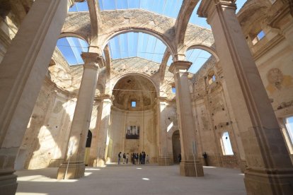 L'eslgésia del Poble Vell de Cobera d'Ebre, que té una coberta transparent.