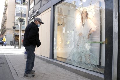 L'aparador d'una botiga que va ser víctima del pillatge, amb els vidres trencats.