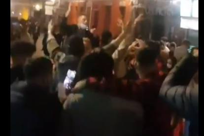 Imágenes de jóvenes de fiesta en Madrid.