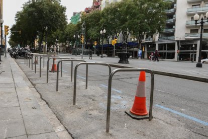 Imatge d'un dels aparcaments ja instal·lats, aquest al número 113 de la Rambla Nova.