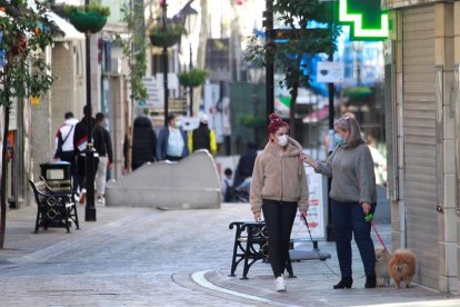 Personas caminando por Gibraltar.