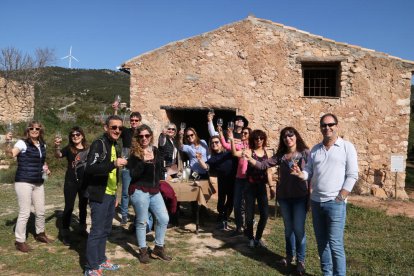 Un grupo de personas brindando con las copas de vino durante una de las actividades enoturístiques a la bodega Mas Vicenç de la DO de Tarragona.