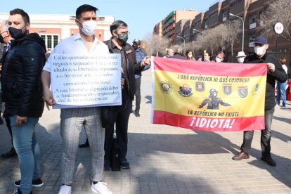 Diversos concentrats sostenen pancartes a la concentració contra els talls de la Meridiana.